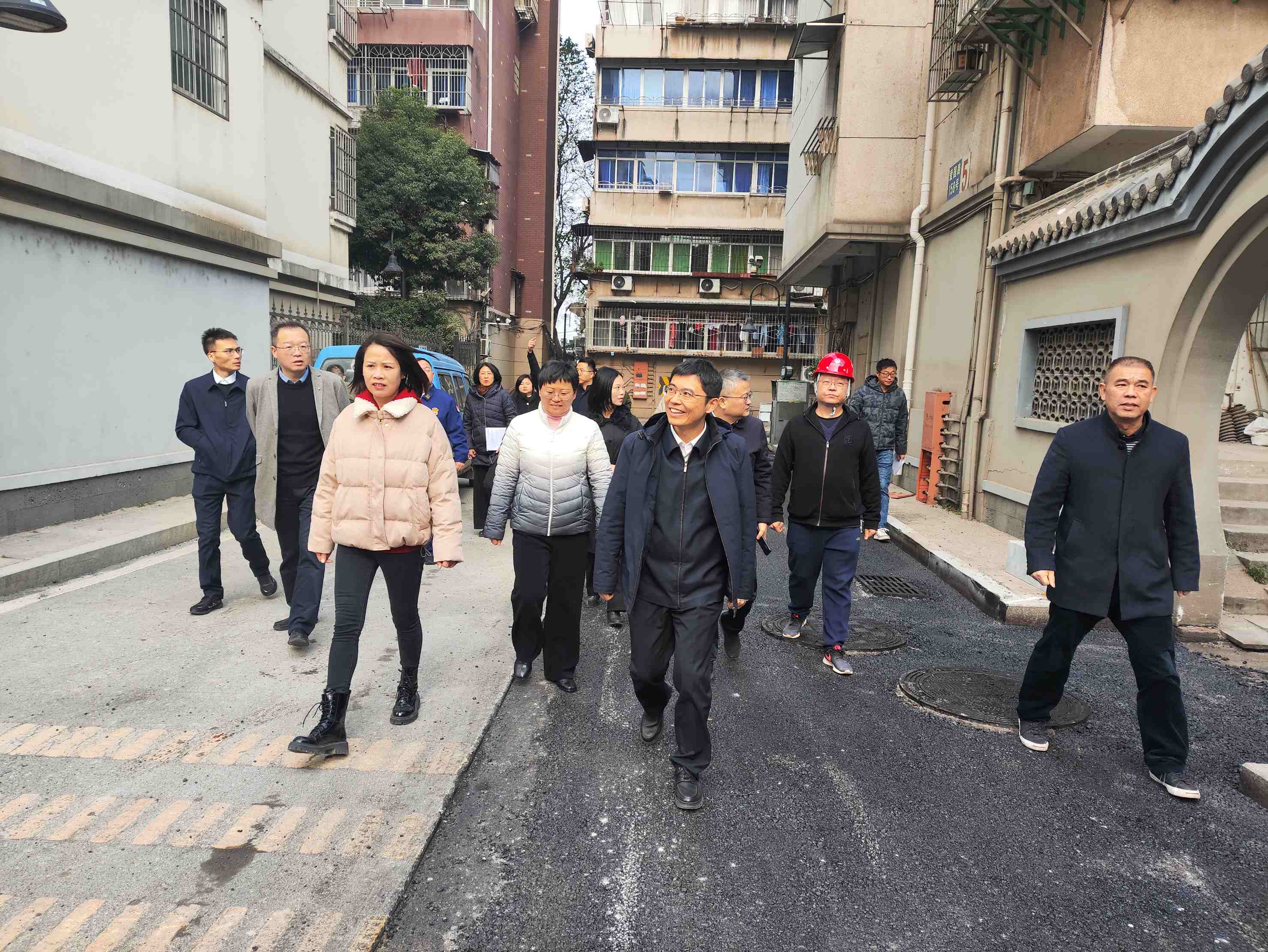 南昌市政府黨組成員、副市長(zhǎng)徐鶴飛一行深入我司東湖區(qū)豫章街道老舊小區(qū)改造項(xiàng)目調(diào)研安全生產(chǎn)工作