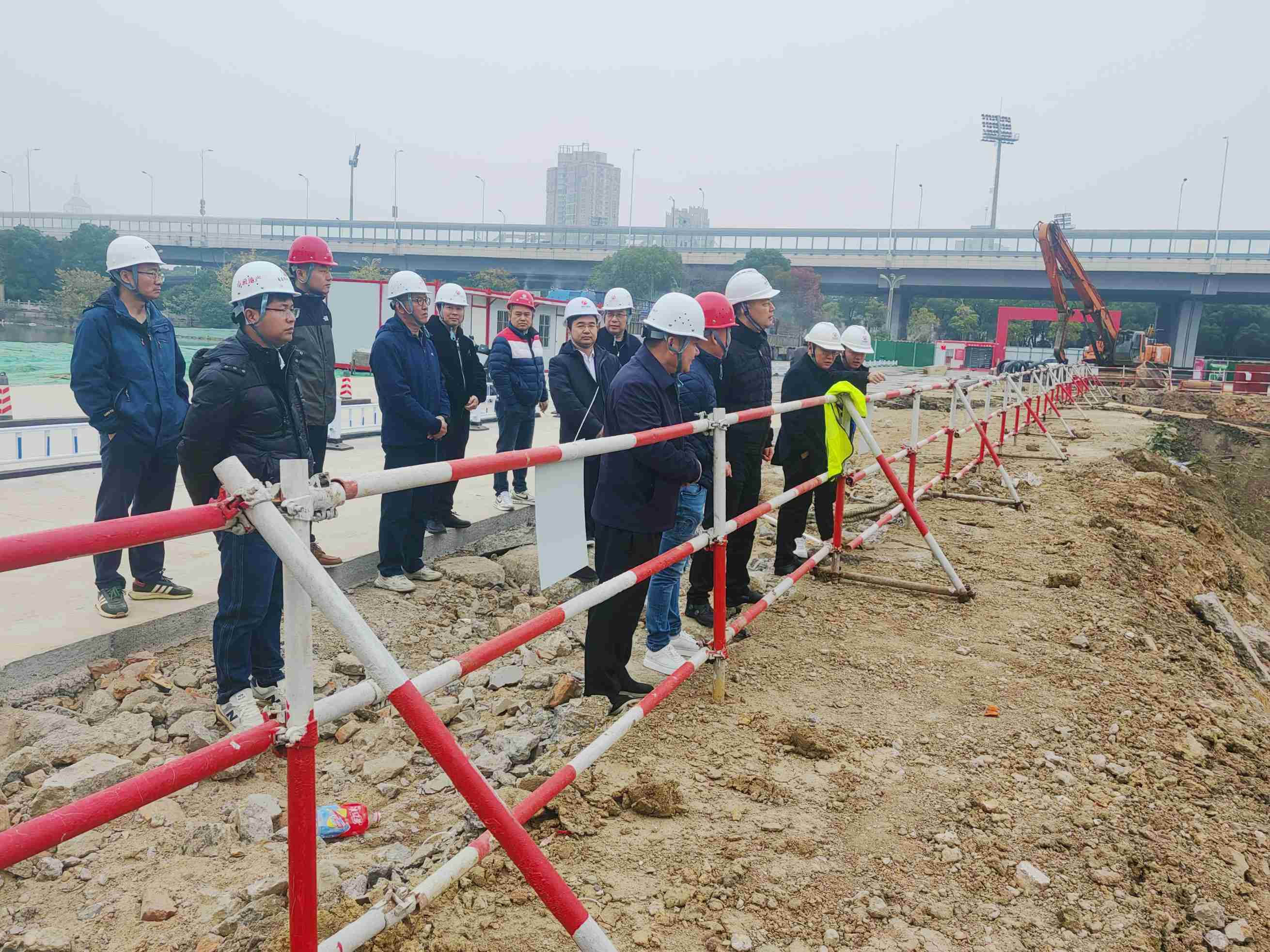 市政公用集團(tuán)黨委委員、副總經(jīng)理葛威敏一行深入我司承建的南昌市政地產(chǎn)洪都北大道住宅項(xiàng)目開(kāi)展安全生產(chǎn)督導(dǎo)檢查